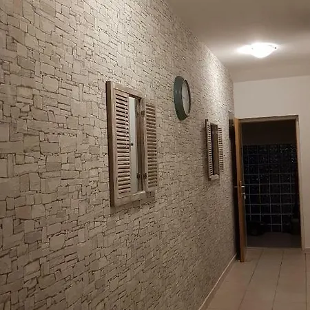 Luna Apartment Vir