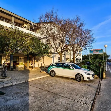 Luna Apartment Vir